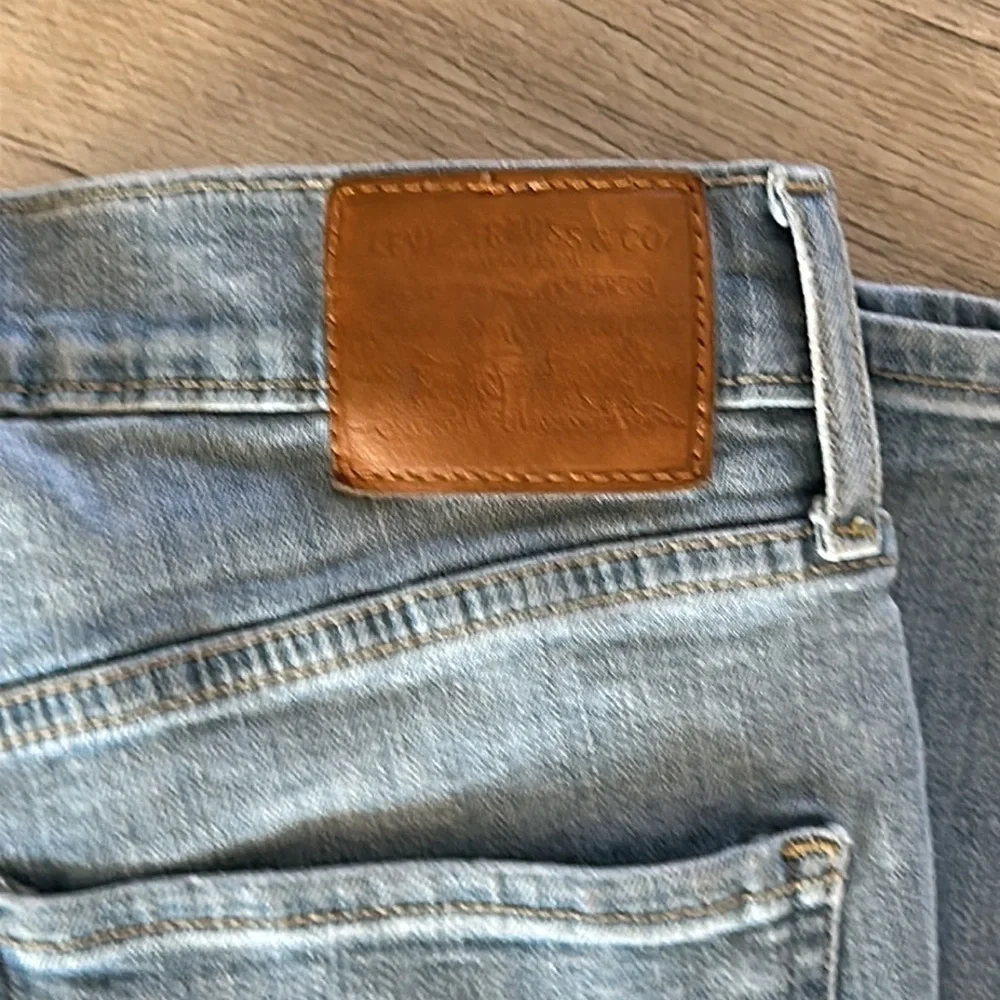 Levi’s premium denim size 26 straight leg ankle jeans